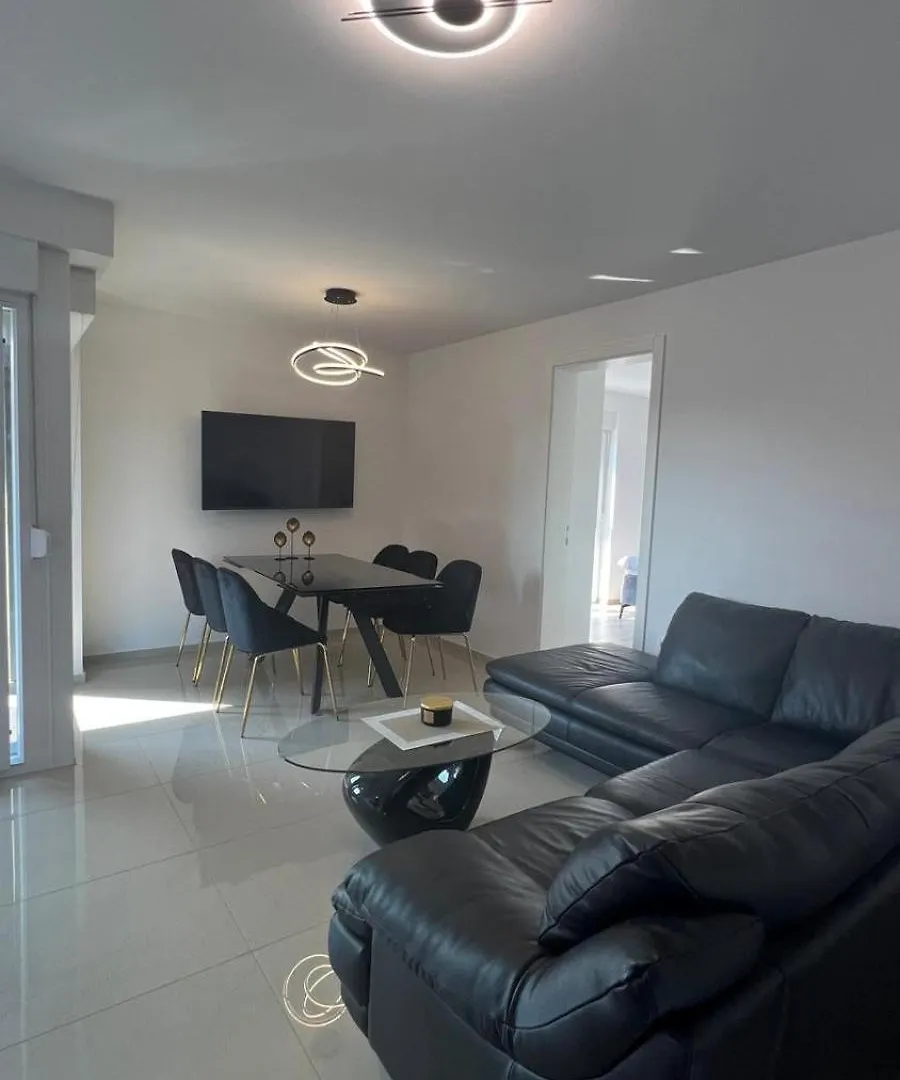 L&P Apartment Πούλα
