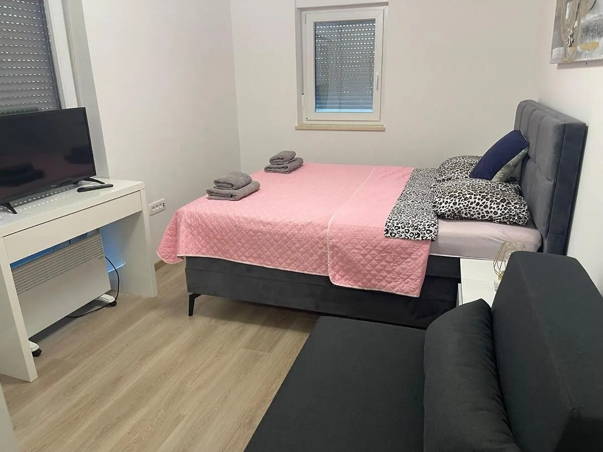 L&P Apartment Πούλα